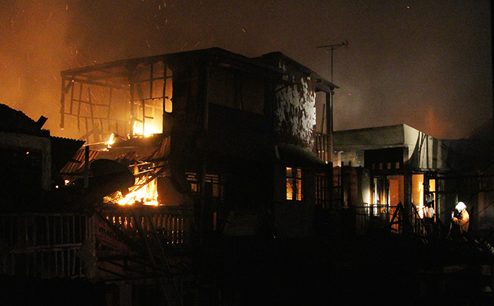 タナアバンで火事　密集地２００棟燃える