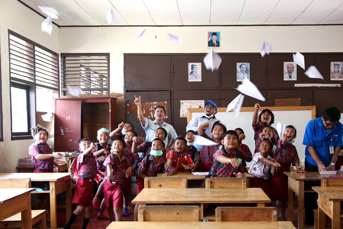 小学校で清掃と折り紙　スルヤチプタ「ミトラの会」