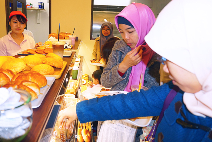 「安心してパンが食べられる」　東京・三田の「リエゾン」　日本初のハラルベーカリー　店員もイ人らムスリム