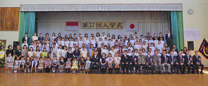 新入生１６人、胸高らかに　スラバヤ日本人学校入学式