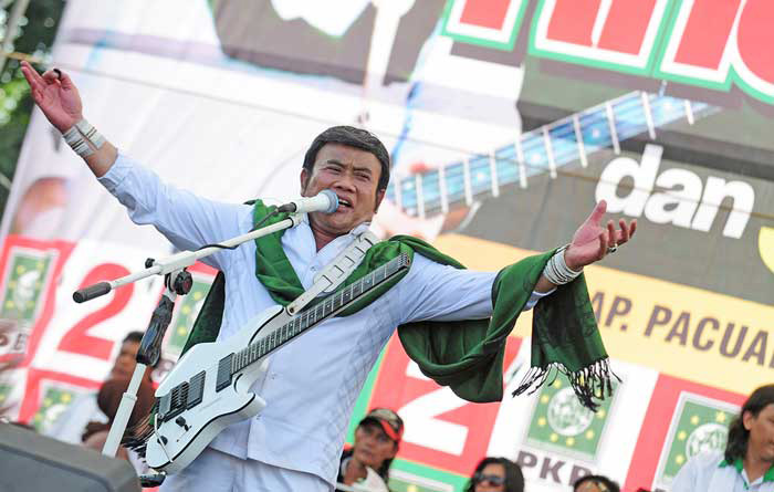 【不思議インドネシア】道ばたで流れている音楽はなに？