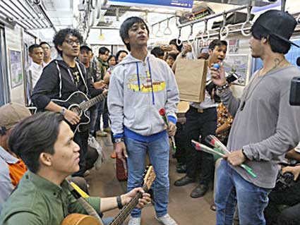 ☆電車内で新曲プロモーション