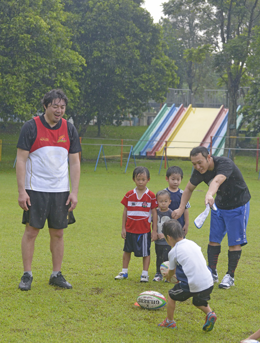 元日本代表と笑顔のパス　箕内さん、松尾さん招く　ＪＪＣラグビー部が教室