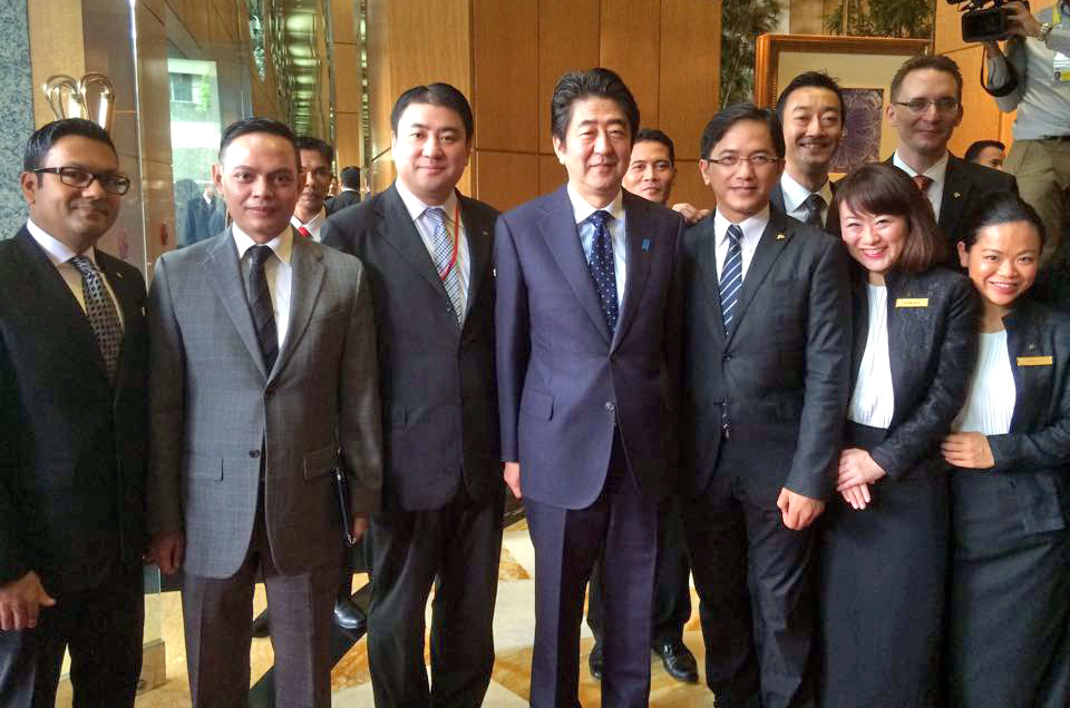 笑顔で写真撮影も　安倍首相帰国