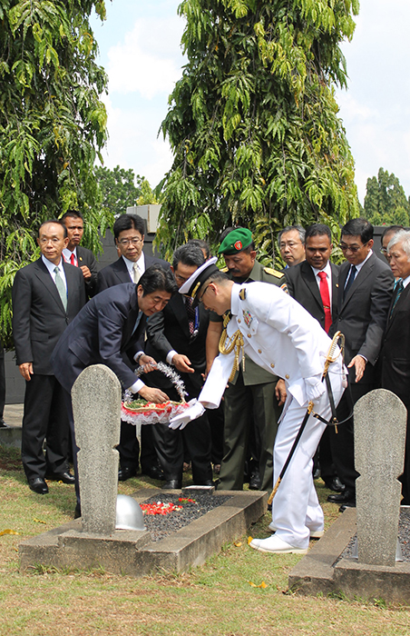 元日本兵の遺族、子孫に名誉　安倍首相の英雄墓地献花