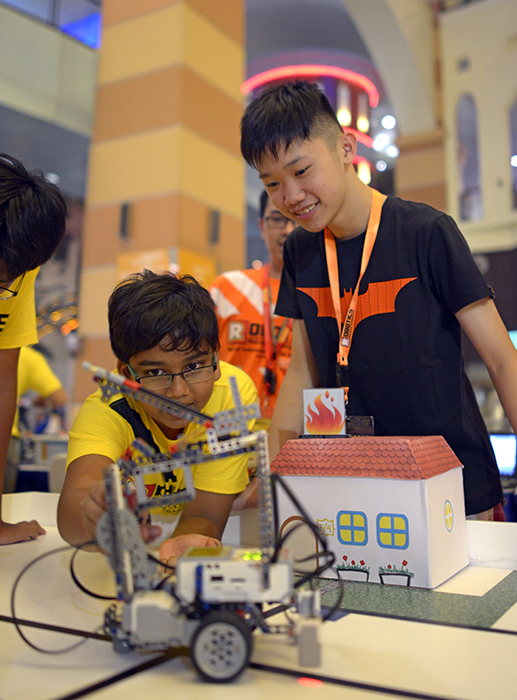 子どもたちがロボット作る　アソウ・スクールが初協賛