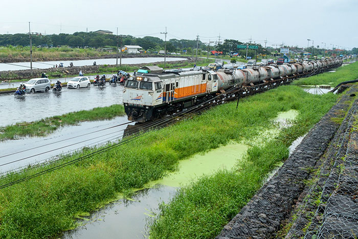 大雨で線路冠水   東ジャワ州シドアルジョ