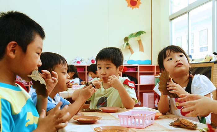 かしわもち手作り　「こどもの日」祝う　ＪＪＳ幼稚部