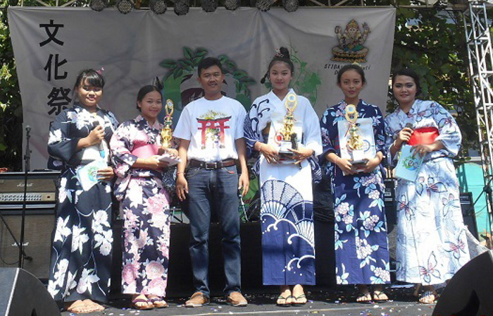 バリで日イ交流　サラスワティ外大で文化祭