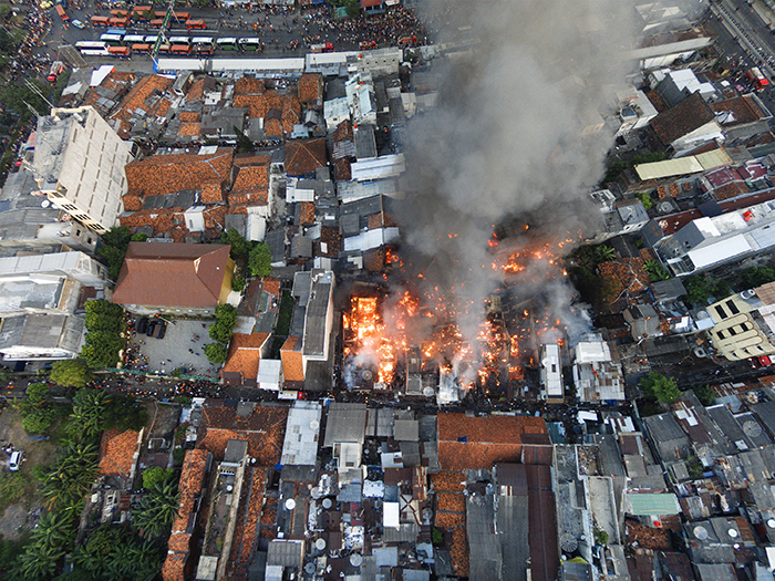 スネンで火事 58棟が焼失か