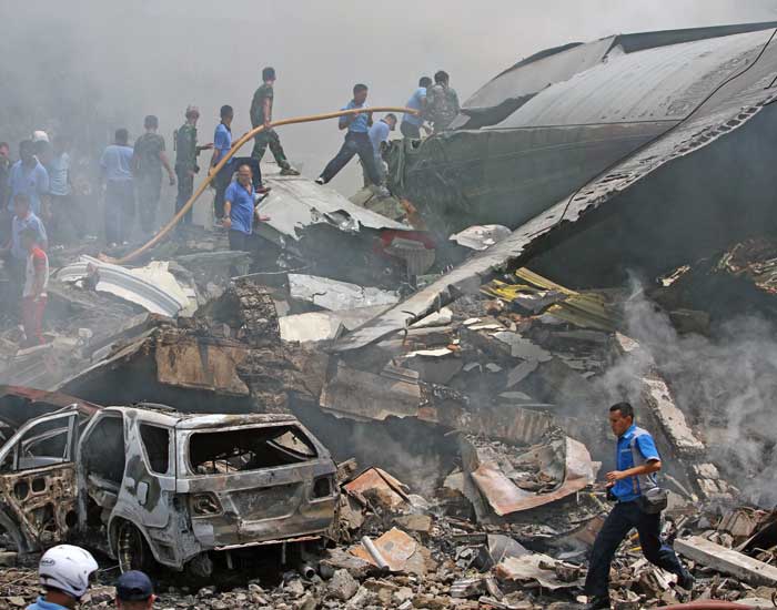 輸送機墜落「１１３人」死亡　北スマトラ州メダンの住宅街