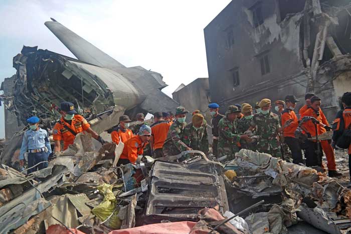 １４２の遺体を収容　輸送機墜落　搭乗数１２２人と発表