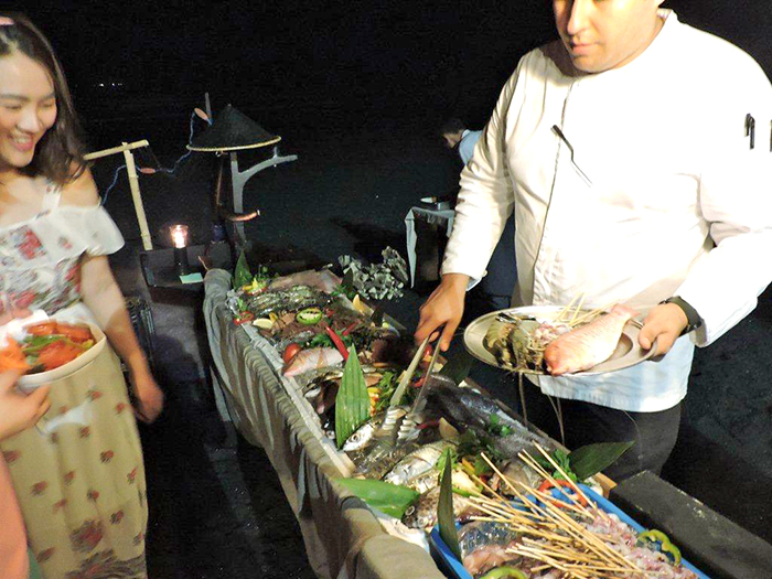 【スナンスナン】焼き魚と生演奏の夜　アリラ・ヴィラ・スーリ 