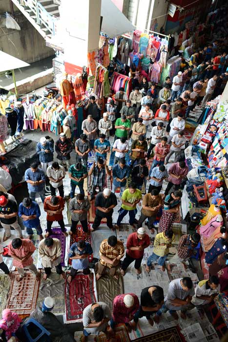 ラマダン中も熱心に　商人が市場内で集団礼拝　中央ジャカルタ・タナアバン