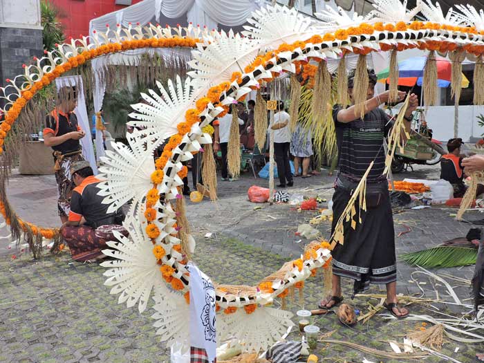 バリ祭礼ムード一色　のぼり作りの腕競う　ホテルなどがコンテスト