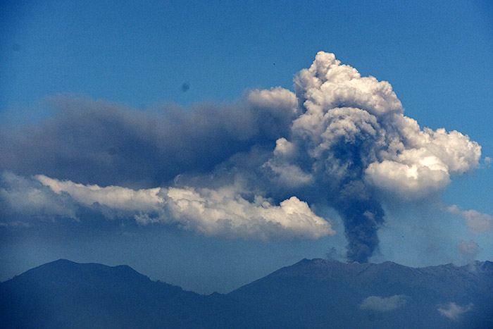 ラウン山が再噴火