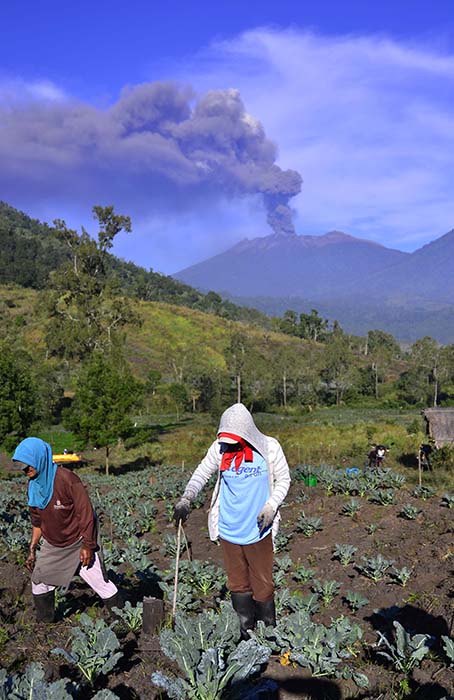 火山活動は依然活発　３キロ以内立ち入り禁止　東ジャワ州ラウン山