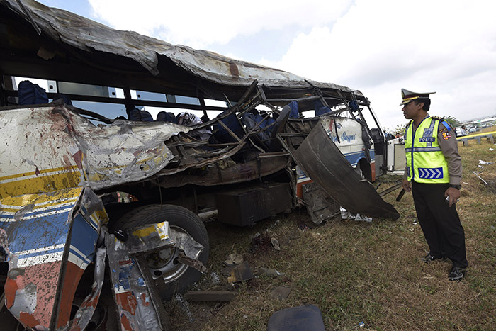 バス横転、１１人死亡　ガードレールに衝突　チルボン近郊の高速道
