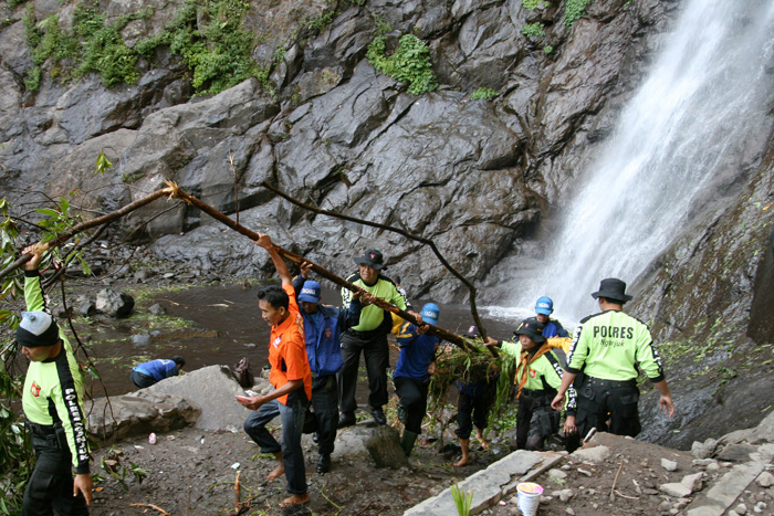 人気観光地の滝で土砂崩れ３人死亡　東ジャワ州スドゥド滝