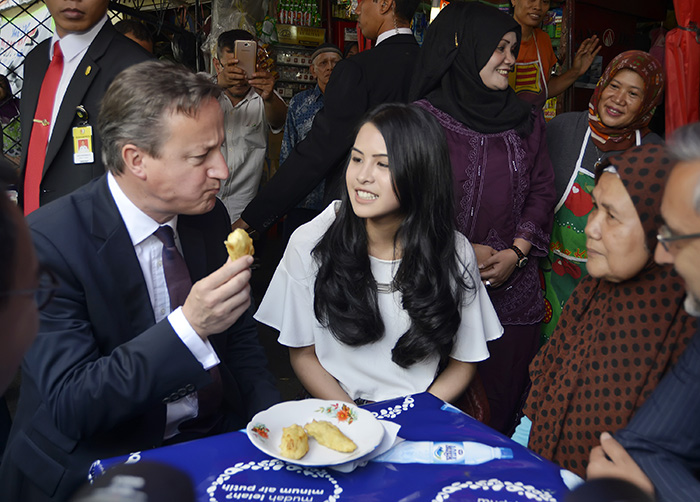 ☆英首相、ピサンゴレンどうぞ