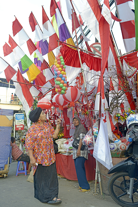 露店にあふれる紅白旗　独立７０周年向け進む準備