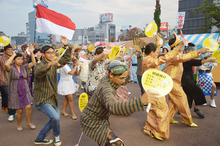 えらいやっちゃ　踊るインドネシア人