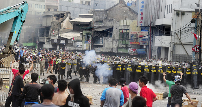 住民と警官隊が衝突　東ジャカルタ　住居取り壊しに抗議