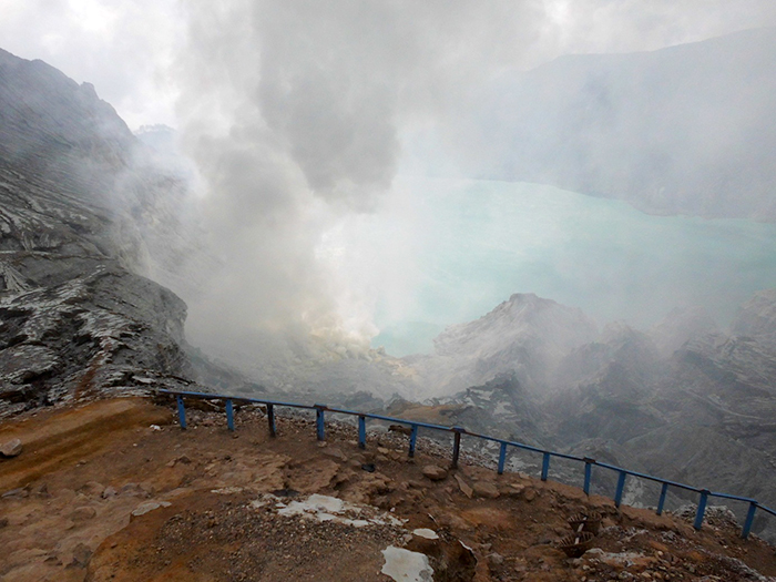 硫黄と青い炎と　火山・温泉・いちご狩り　東ジャワ州・イジェン山