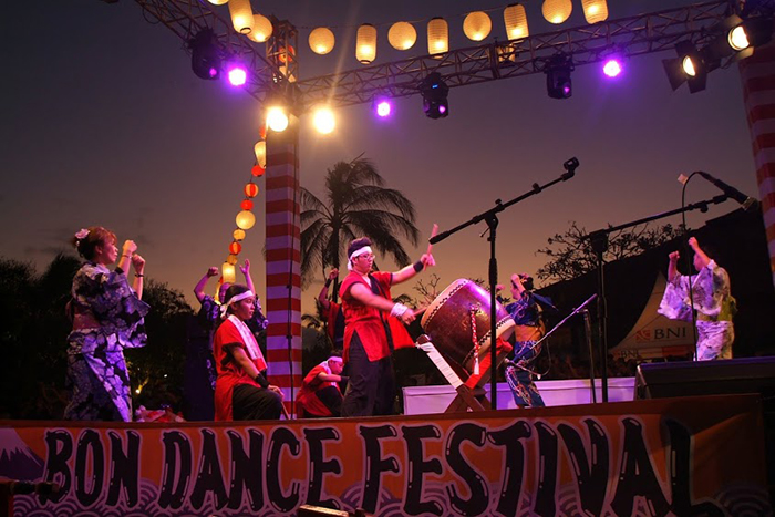 バリで盆踊り４５００人　日本人会２５周年