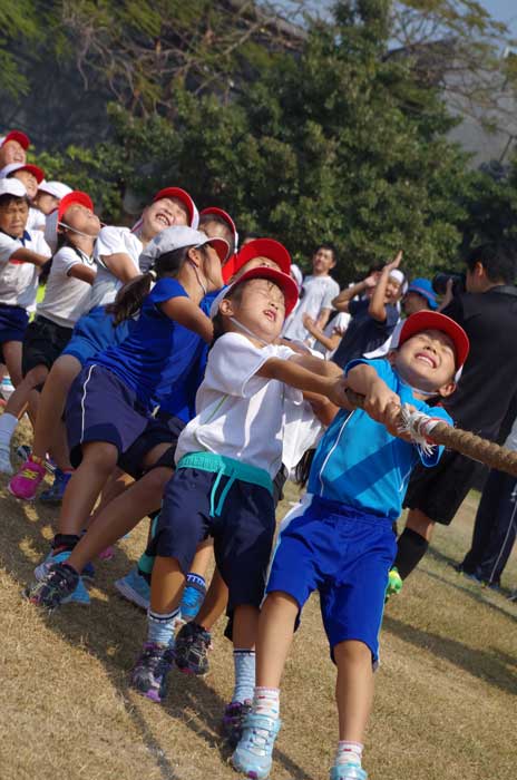 大人も子どもも真剣勝負　東ジャワ日本人会が運動会