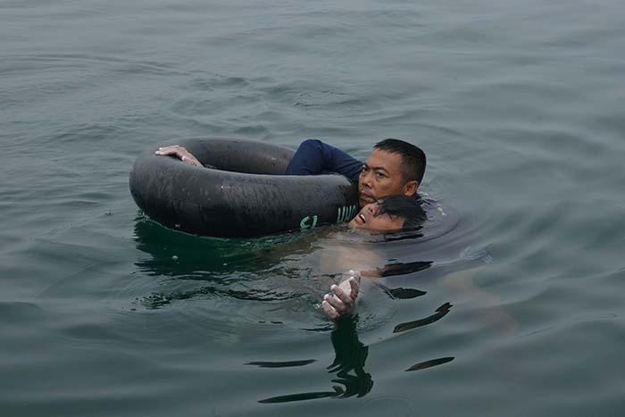 水草つかまり２日間　トバ湖ヘリ墜落　生存者１人を救助