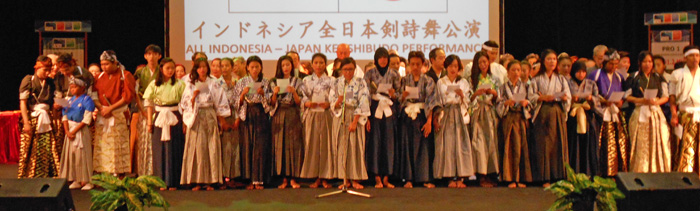 剣詩舞、イで初公演　両国の８０人が観客を魅了