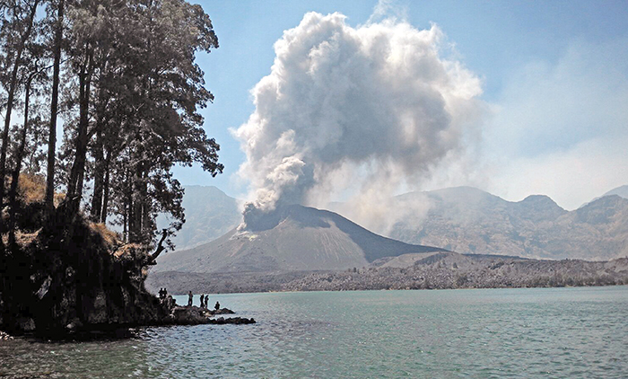 ロンボクで火山噴火　宗教儀式中止呼びかけ