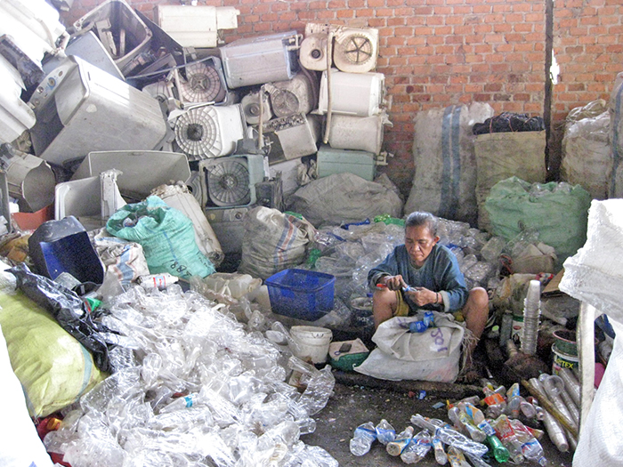 プラスチックごみ　世界２位　イ排出　年間３２０万トン　海へ流れ北極に到達