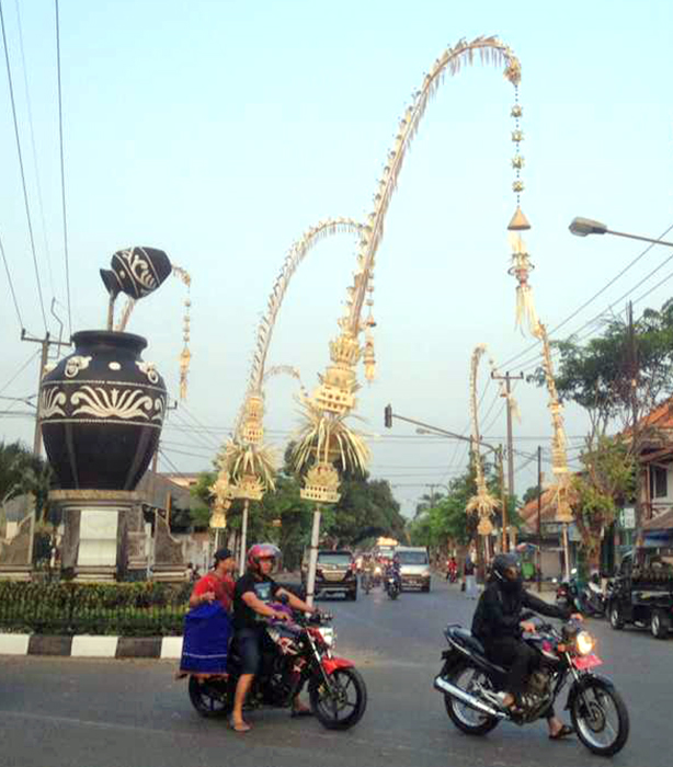 【不思議インドネシア】家の前に飾られている背の高い飾りはなに？