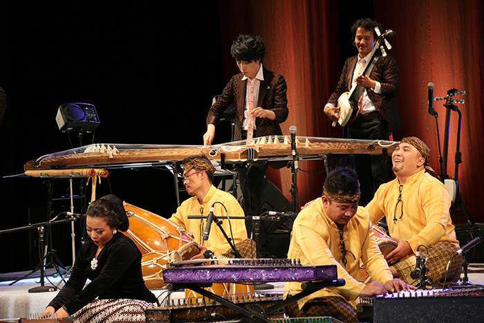 伝統楽器でワン・アジア！　ＡＵＮＪ　日イの伝統楽器がコラボ
