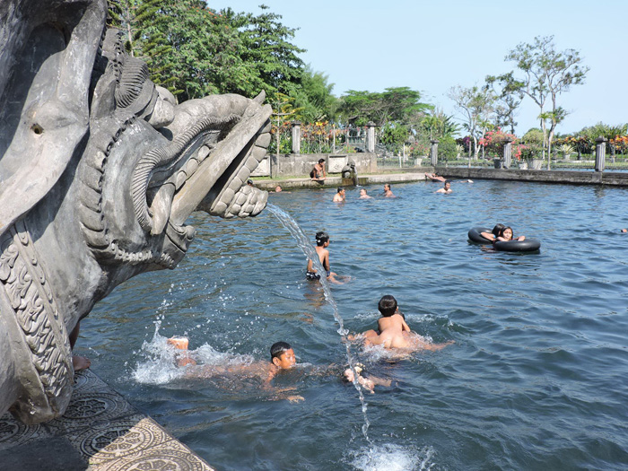 「ガンジスの水」　で涼む