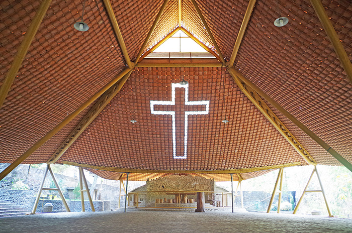 降り注ぐ光　レンガと石の祈りの場　東ジャワ州クディリ　ゴア・マリア・ルルド
