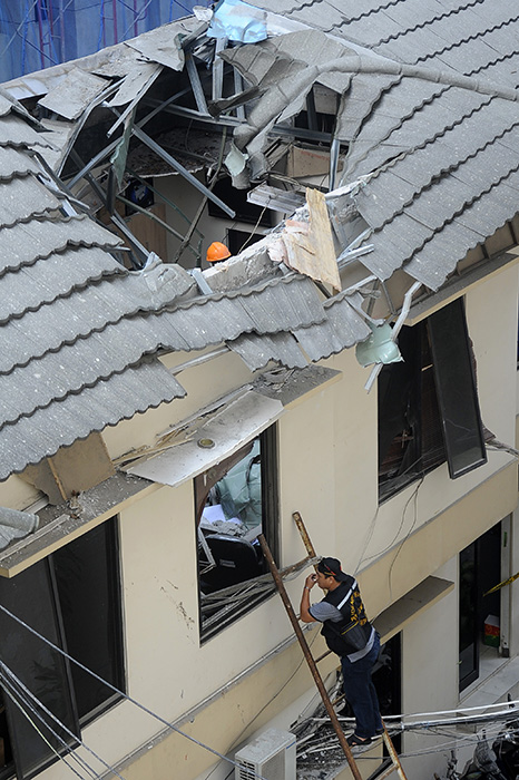 国防省で鉄骨倒壊　職員ら４人負傷