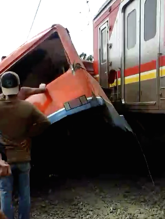 メトロミニと電車衝突　運転手が踏切無視　１８人死亡