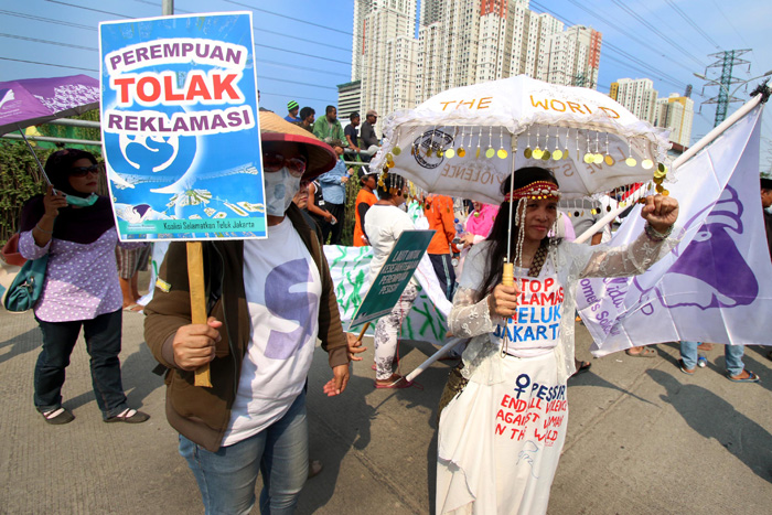 人工島造成　中止を要求　漁師や環境団体抗議　ジャカルタ湾