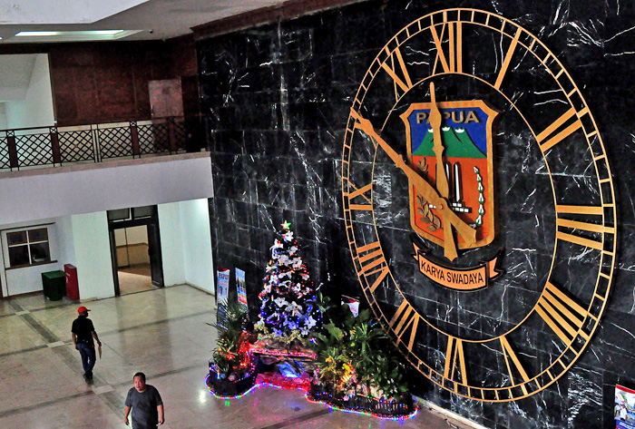 ☆パプア州庁舎に巨大時計