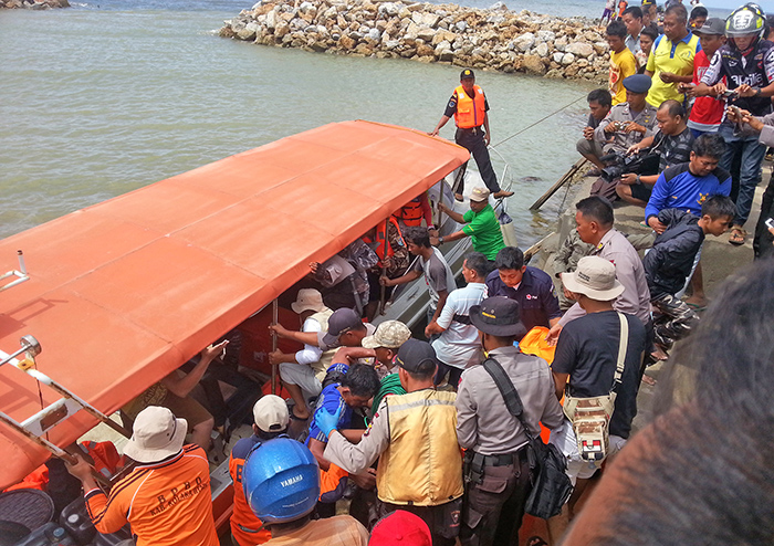 連絡船沈没７０人不明　南スラウェシ州　３人の遺体発見