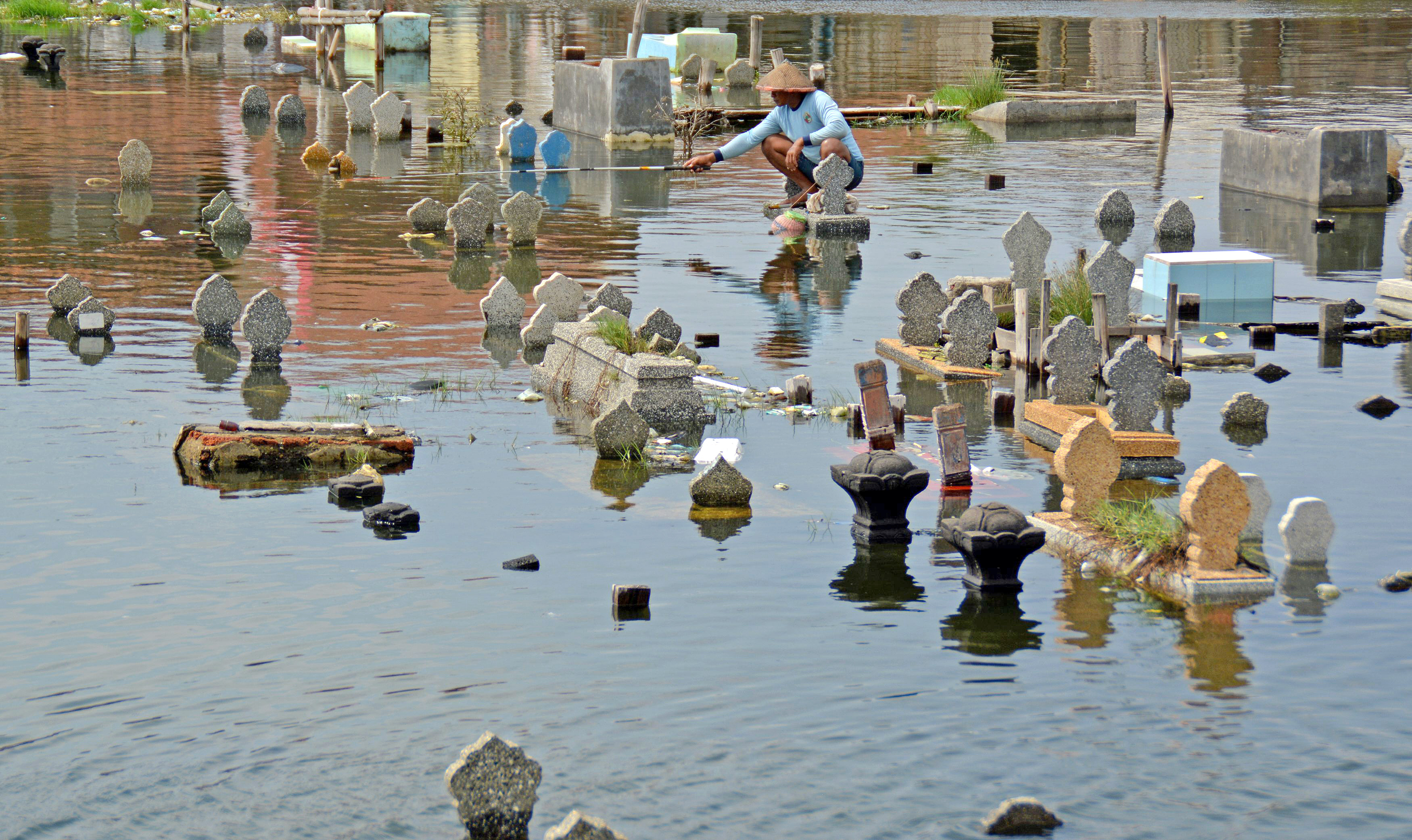 ☆冠水した墓場が釣り堀に