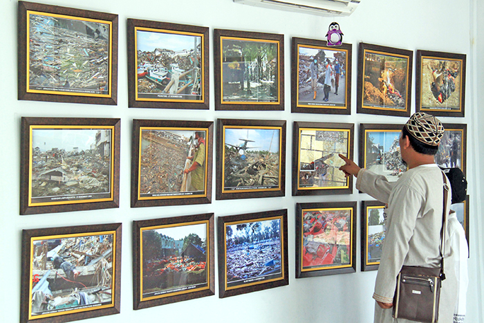 ☆モスクで津波の写真展