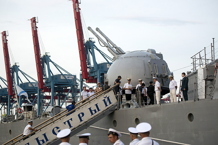 ロシア駆逐艦が入港