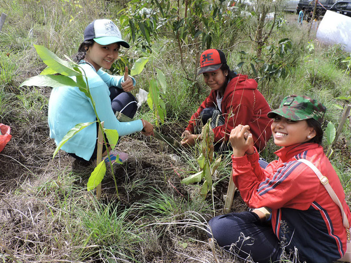 「大きくなるんだよ」　バリ島で高校生ら植樹