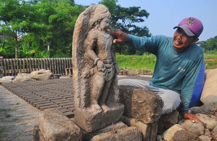 水田から古代の石像