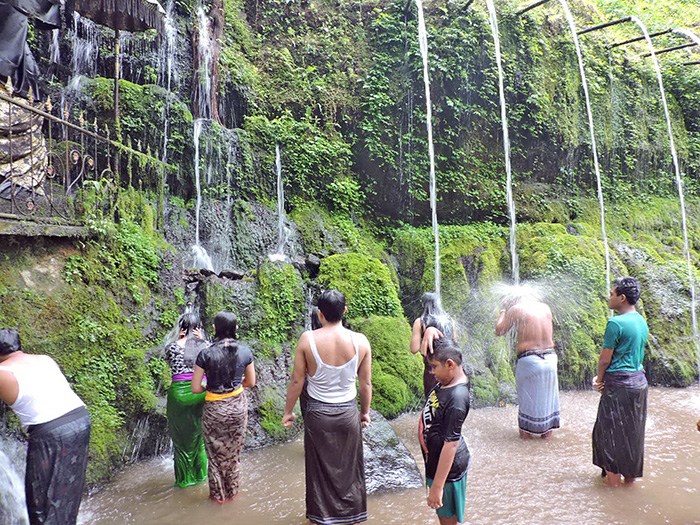 【バリ通信】聖なる水の浄化儀礼　バリのティルタ・スダマラ寺院
