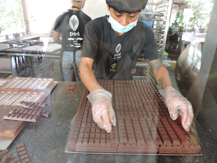【スナンスナン】地元のカカオでチョコ　バリ産「ポッド」の工場を訪ねて